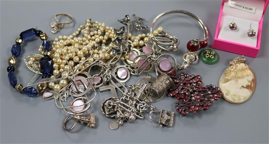 Mixed jewellery including silver and costume.